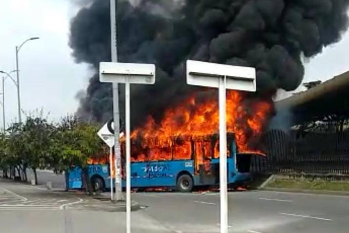 Queman bus en Cali