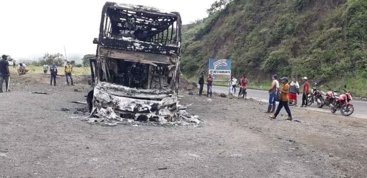 Incinerado bus en la vía Popayán – Pasto