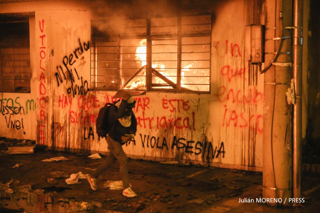 Queman URI de Fiscalia en Popayán, Cauca, durante manifestaciones tras la muerte de alisson