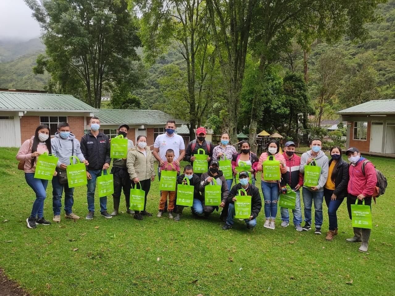 EMCASERVICIOS capacitó a los habitantes de la Vega, Cauca, sobre el cuidado del medio ambiente