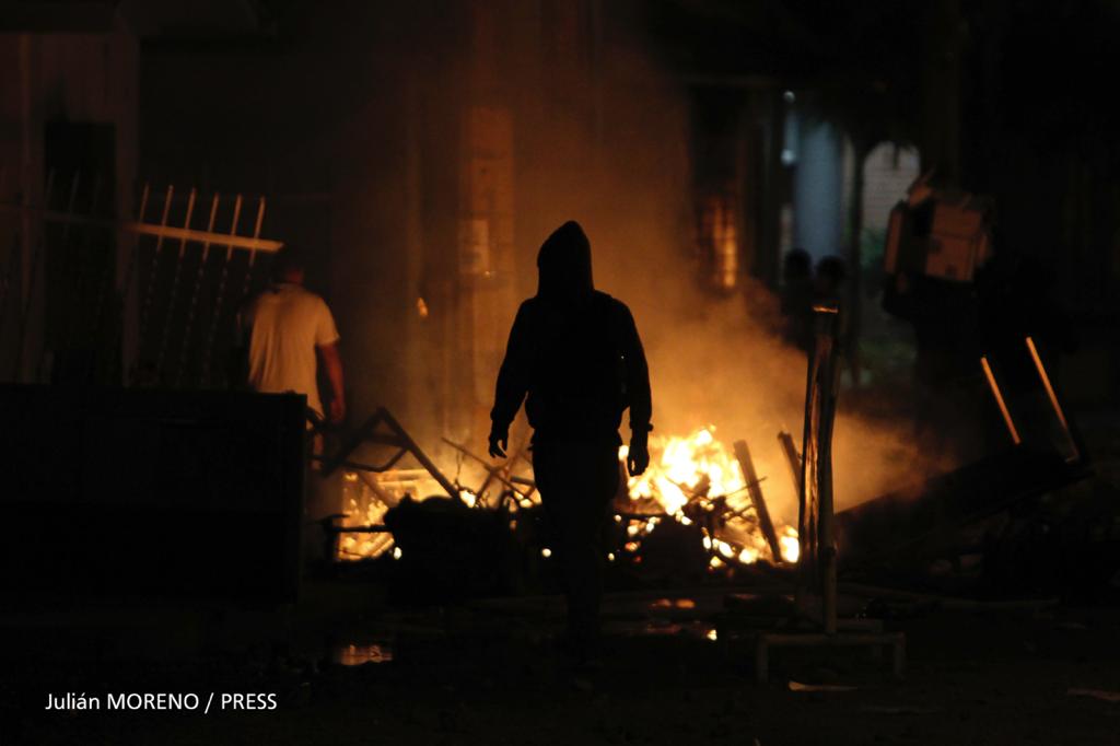 Queman URI de Fiscalia en Popayán, Cauca, durante manifestaciones tras la muerte de alisson