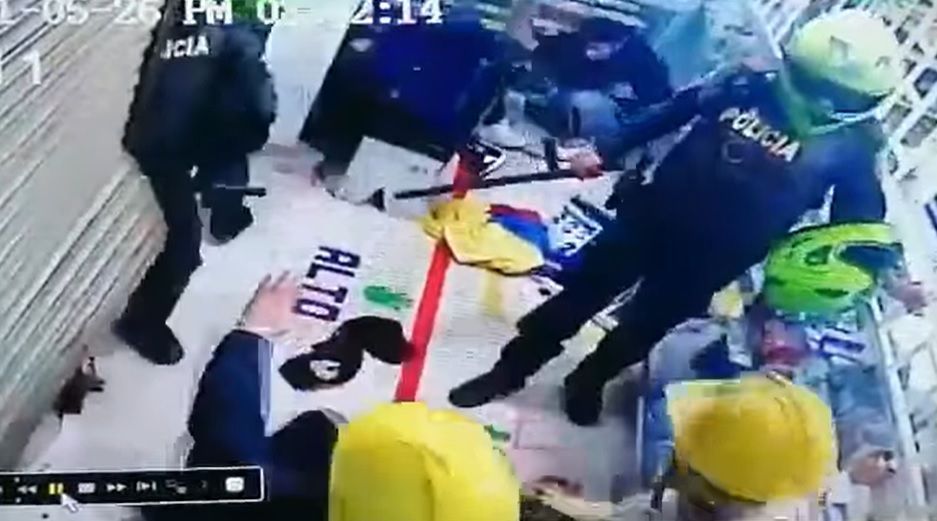 Denuncian brutal agresión de Policía a personas en una droguería en Pasto