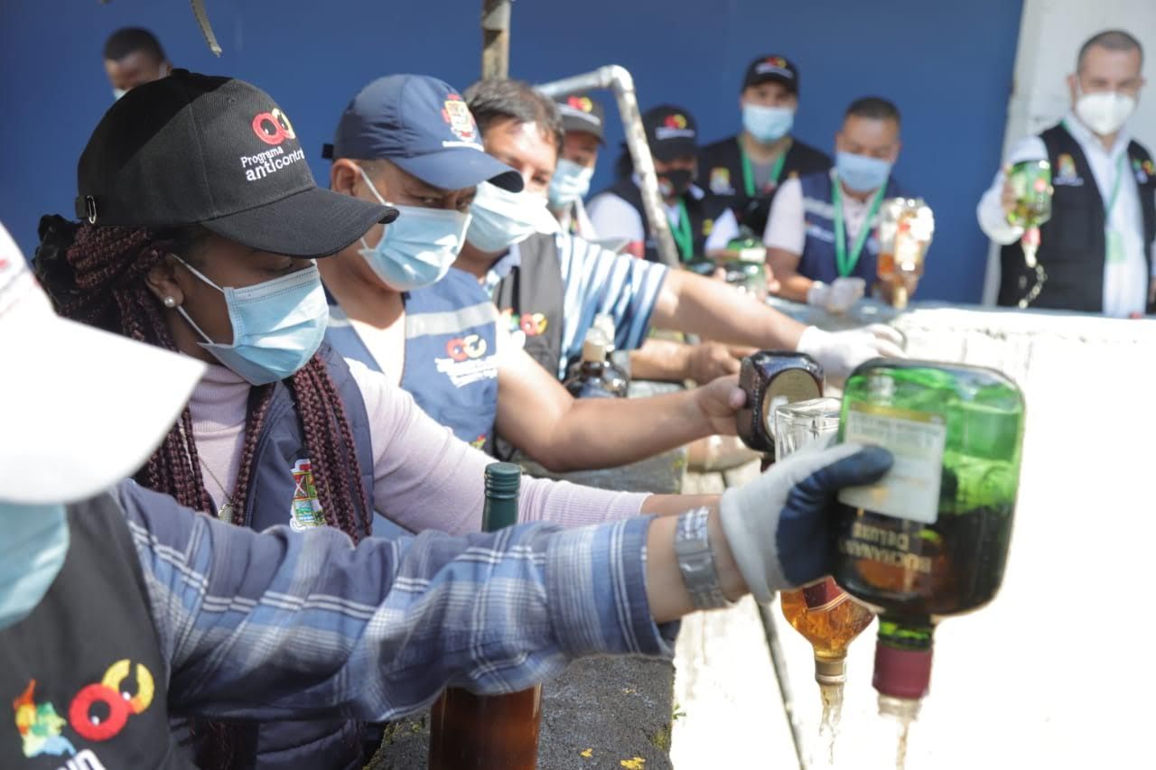 Gobierno Departamental destruyó más de 6 mil unidades de licor de contrabando