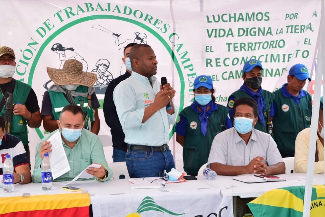 27 de mayo de 2021 - Junto a 25 Alcaldes Municipales, el Gobernador del Cauca Elías Larrahondo Carabalí realizó una mesa de diálogo con las organizaciones campesinas, indígenas, sin techo y estudiantes quienes hacen presencia en el punto de El Cairo, Cajibío.