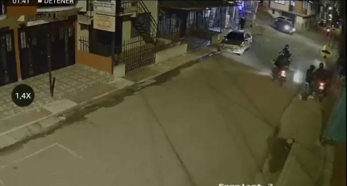 4 delincuentes asaltan a motociclista, la víctima se salva gracias a la acción de un conductor
