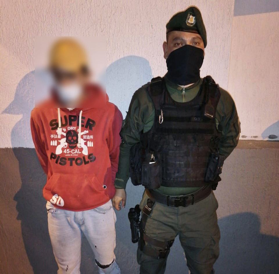 Llevaba 200 gr de marihuana y al ver la policía intentó huir
