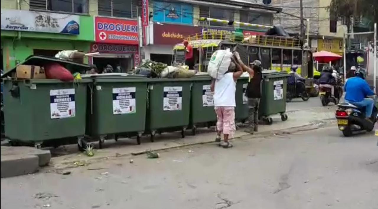 Buen uso de contenedores de basura en la galería la Esmeralda