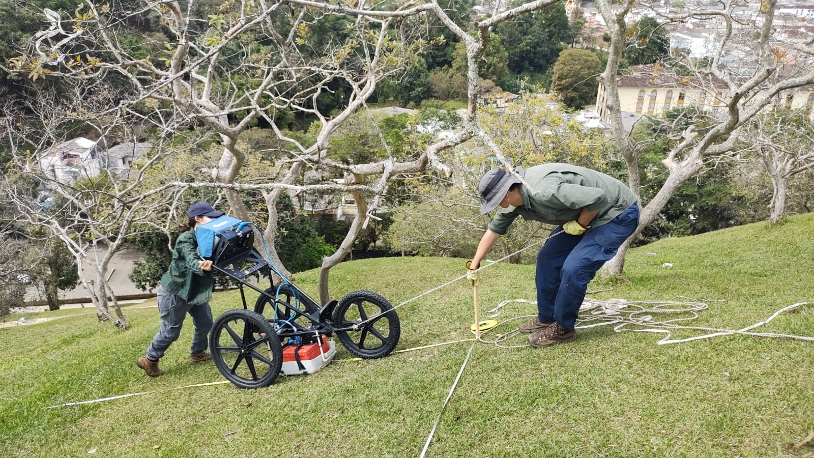 Grupo de arqueólogos realizan mapeo y con georradar intentan verificar que hay debajo de la parte visible del morro de Tulcán