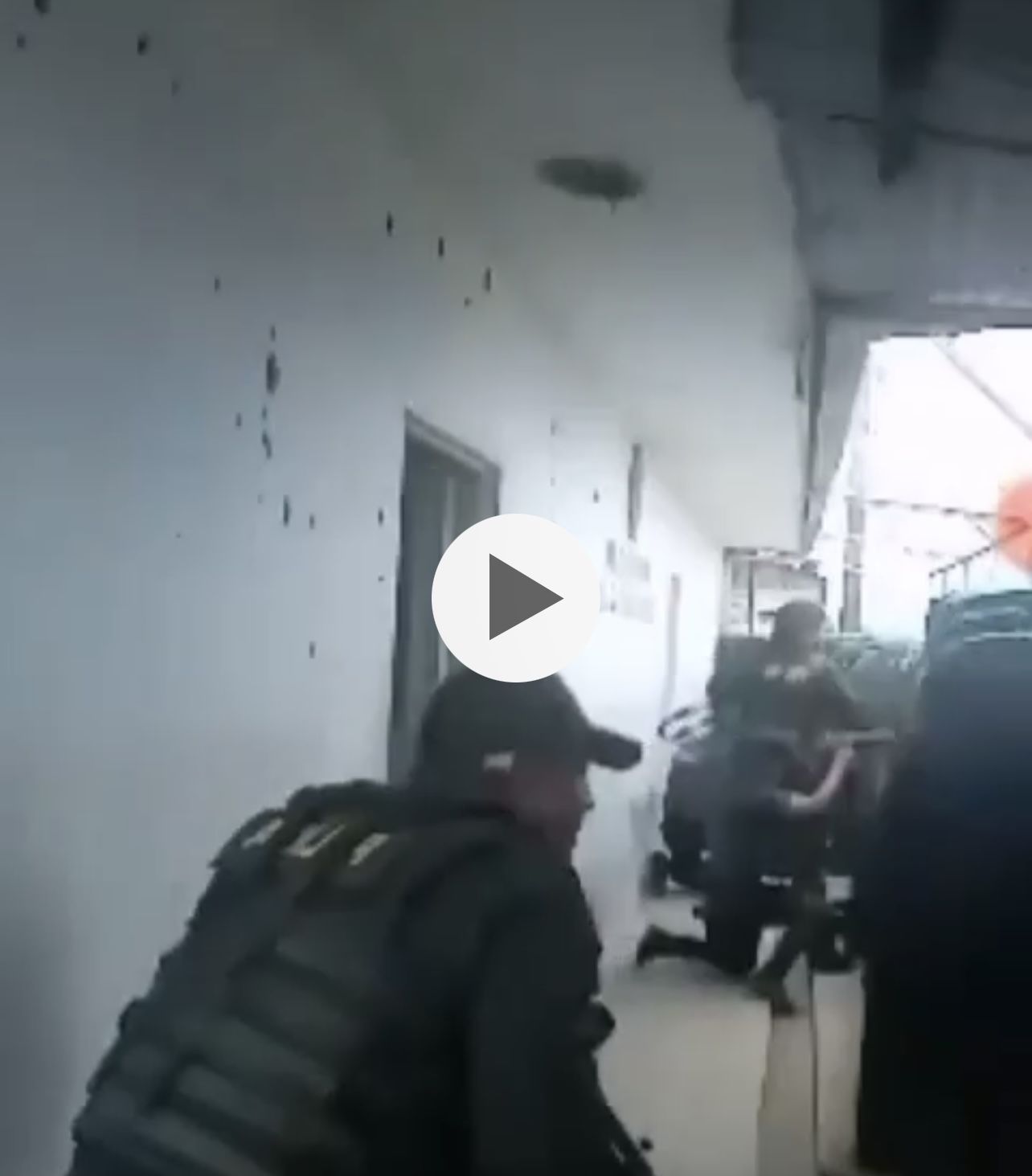 Duros momentos en medio del combate: policía es hostigada con explosivos en El Carmelo Cajibio