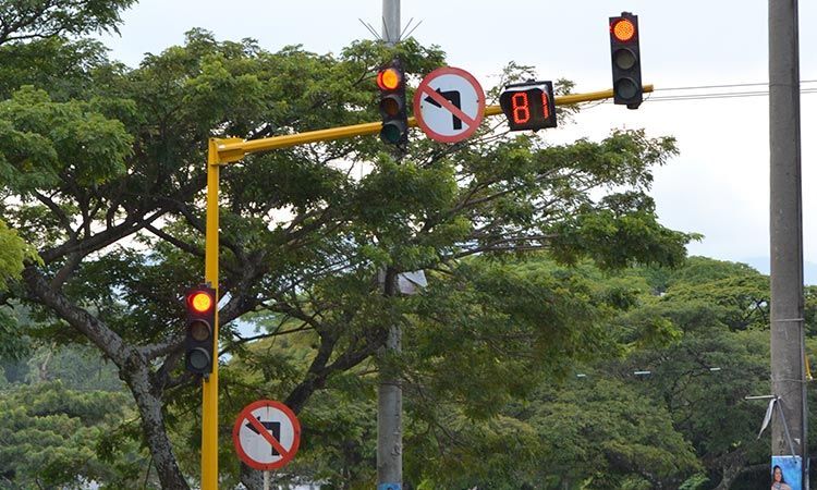 Cuarenta jóvenes son contratados por la Secretaria de movilidad de Cali para reparar semáforos y señalizar vías