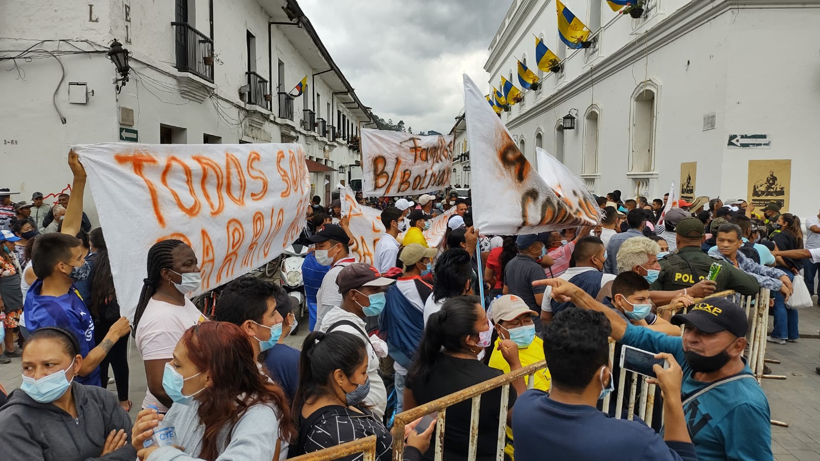 Vendedores informales del barrio Bolívar en protesta a las afueras de la alcaldía