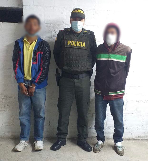 2 ladrones sorprendidos en flagrancia robando cable