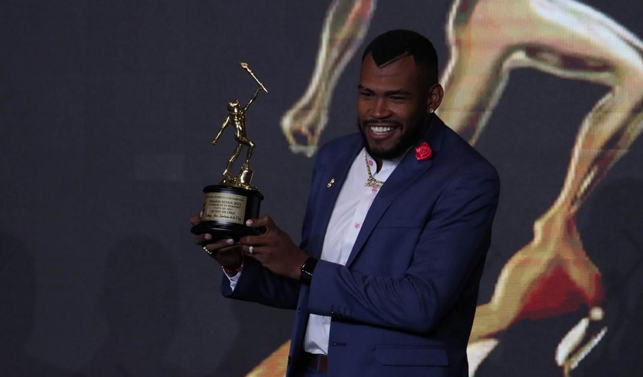 EL COLOMBIANO ANTHONY ZAMBRANO RECIBIÓ EL PREMIO ALTIUS, AL MEJOR ATLETA DEL 2021