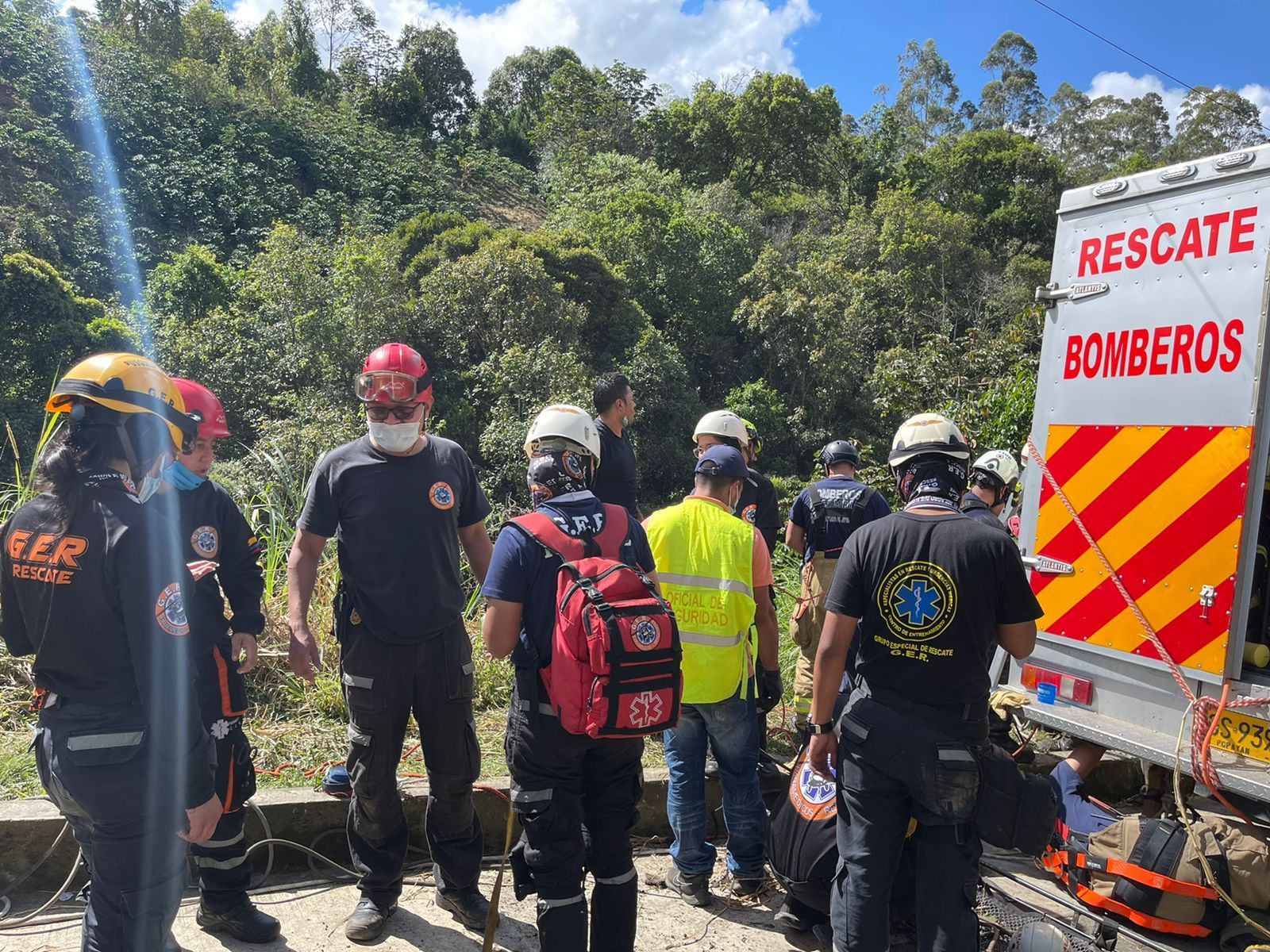 Investigan qué pasó en accidente vía a Timbio; conductor fue rescatado por bomberos