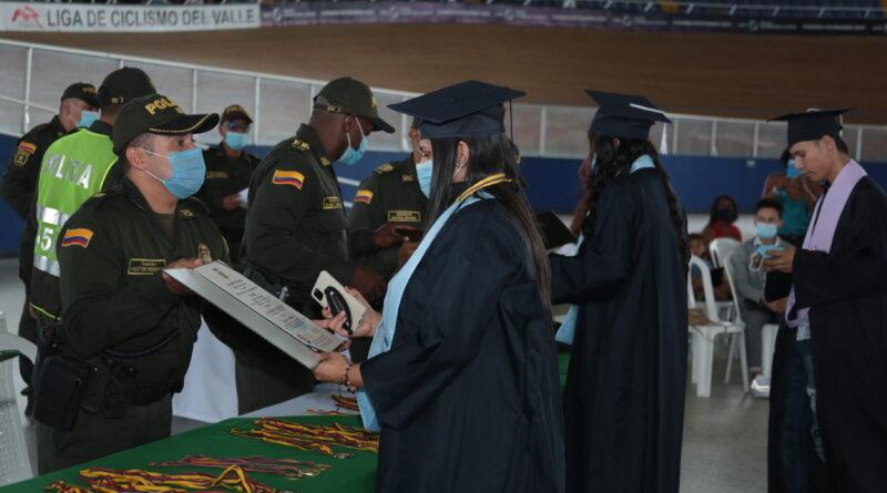 Jóvenes de sectores en riesgo de Cali se graduaron de bachiller