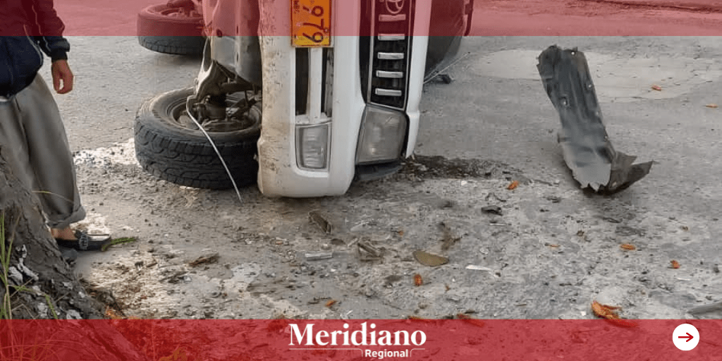 Una camioneta terminó volcada sobre una de las vías del barrio Campamento