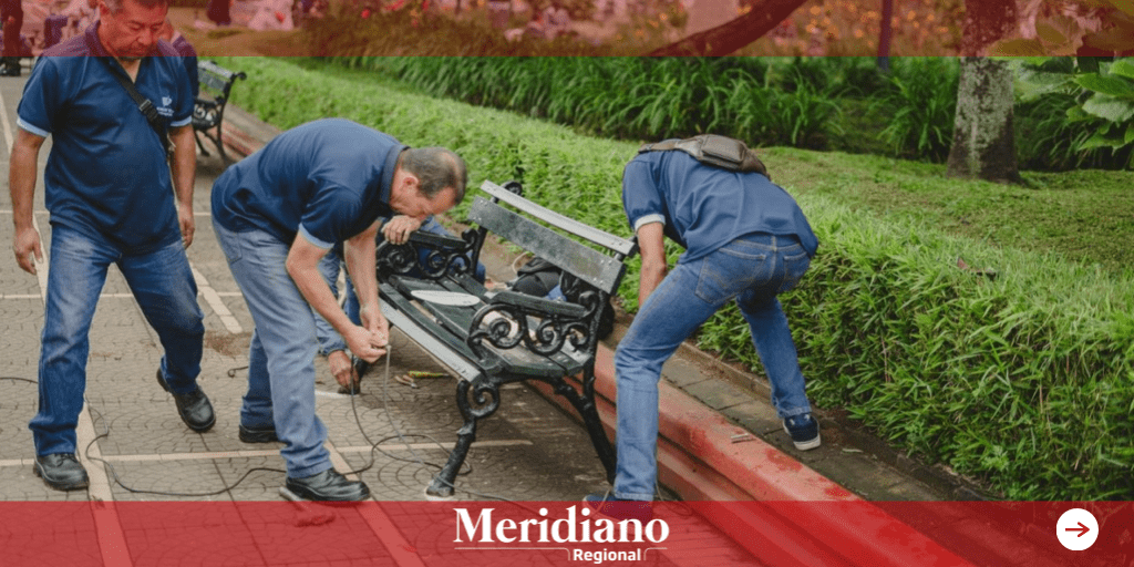 La empresa caucana de aseo URBASER dono nuevas bancas para el Parque Caldas