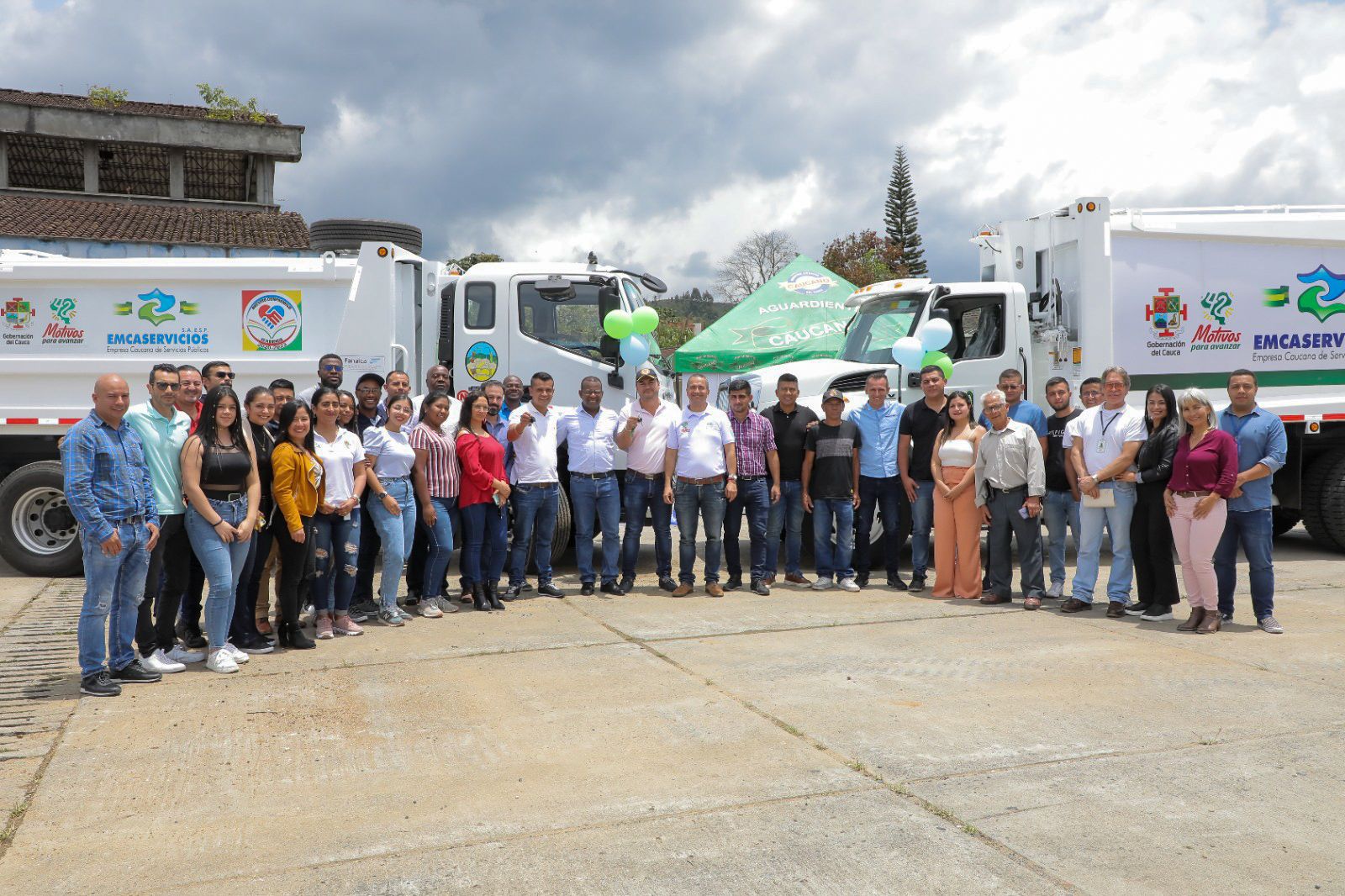 Gobierno Departamental entregó dos carros recolectores - meridiano regional - Elías Larrahondo Carabalí - dos vehículos recolectores y compactadores de residuos