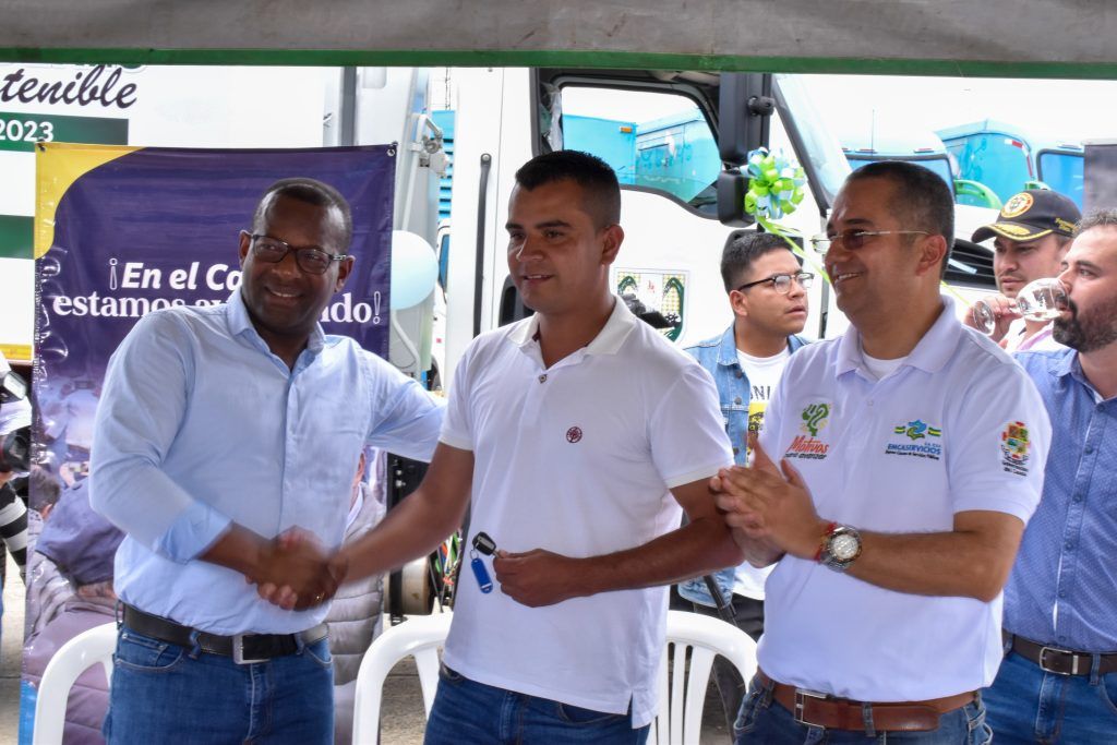 Gobierno-Departamental-entrego-dos-carros-recolectores-meridiano-regional-Elias-Larrahondo-Carabali-dos-vehiculos-recolectores-y-compactadores-de-residuos-scaled