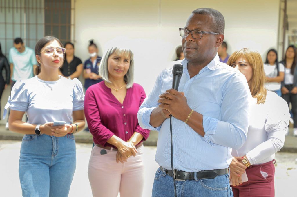 Gobierno-Departamental-entrego-dos-carros-recolectores-meridiano-regional-Elias-Larrahondo-Carabali-dos-vehiculos-recolectores-y-compactadores-de-residuos