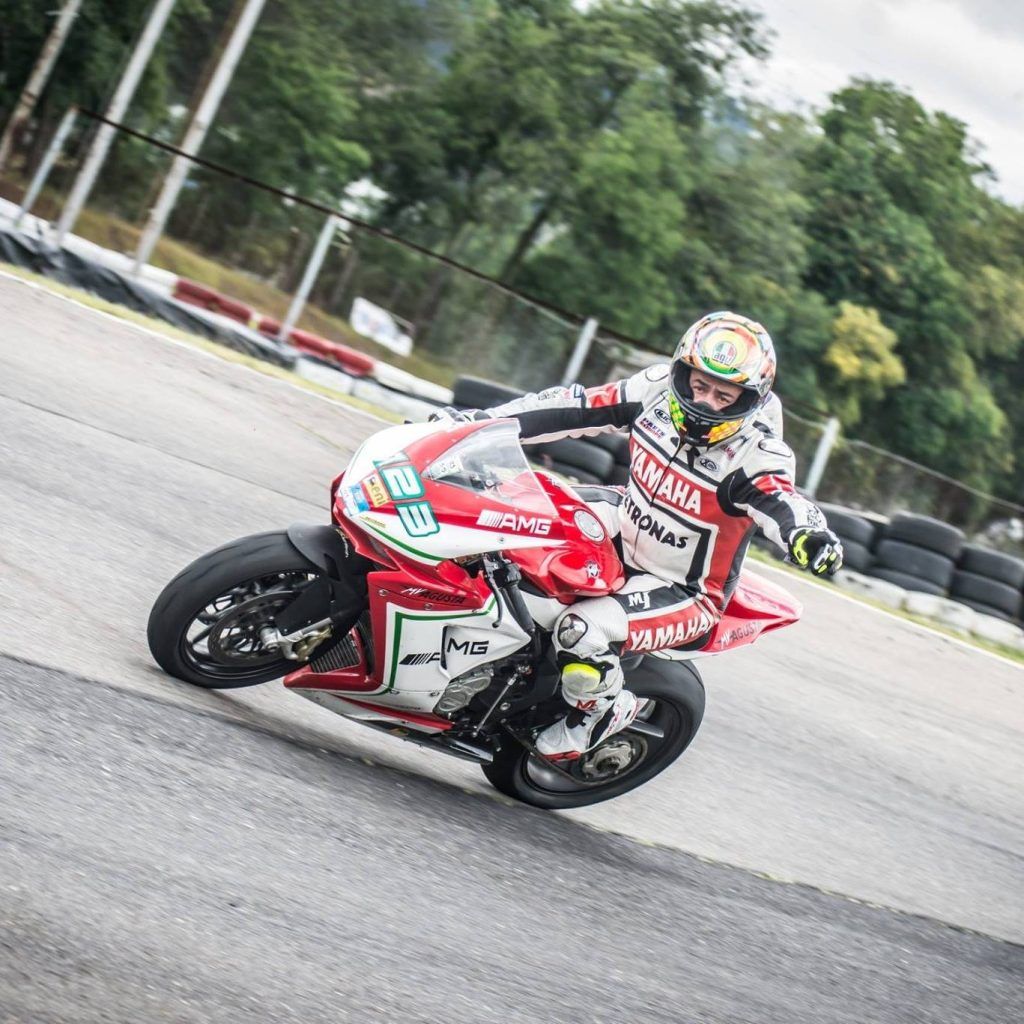 01{ - Meridiano Regional A pesar de que era profesional en Arquitectura, siempre se dio a conocer en el mundo de la moto velocidad.