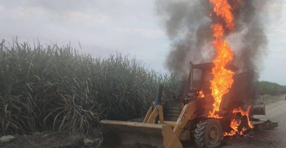 Hombres armados quemaron una retroexcavadora en un ingenio azucarero