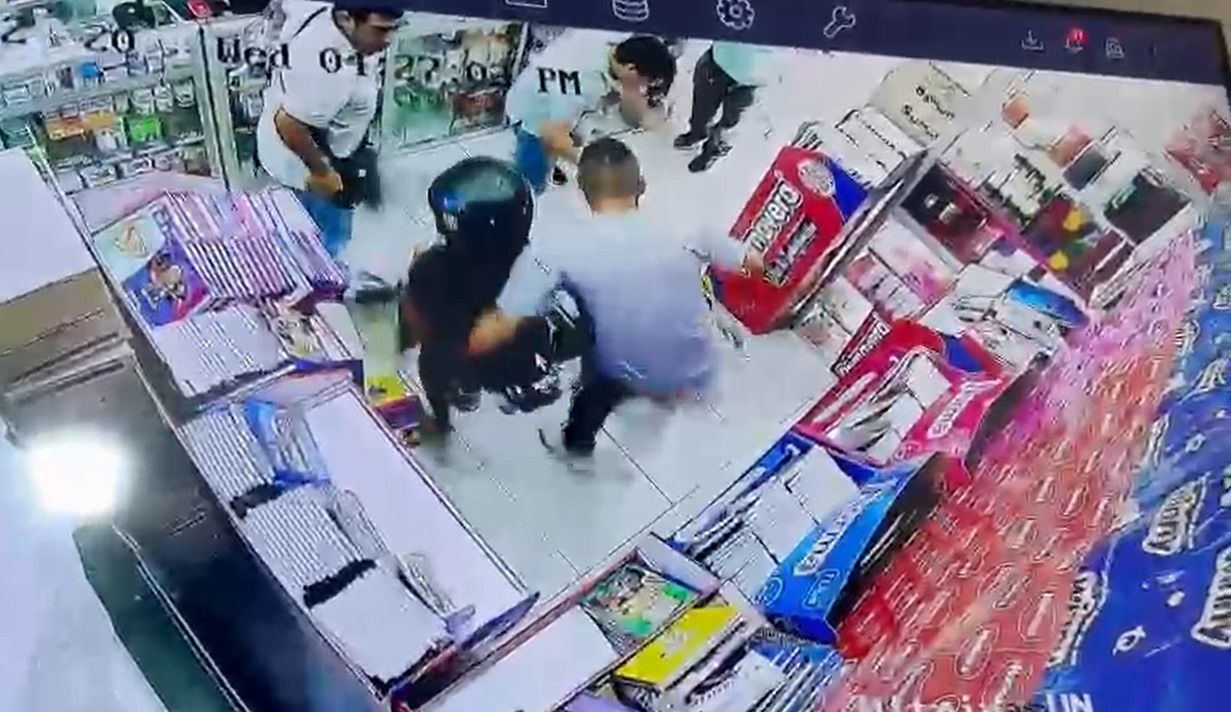 Pareja robando