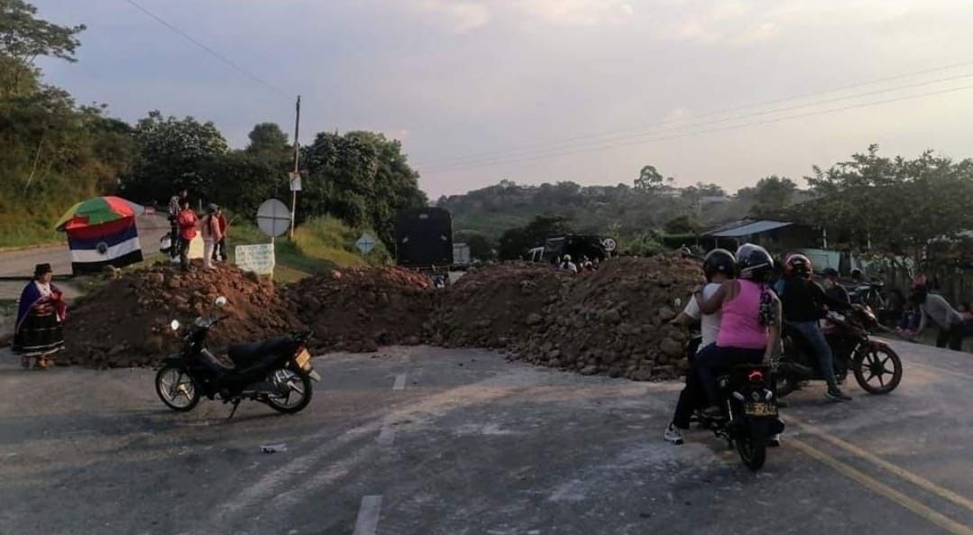 Vía Panamericana completa 24 horas bloqueada por indígenas