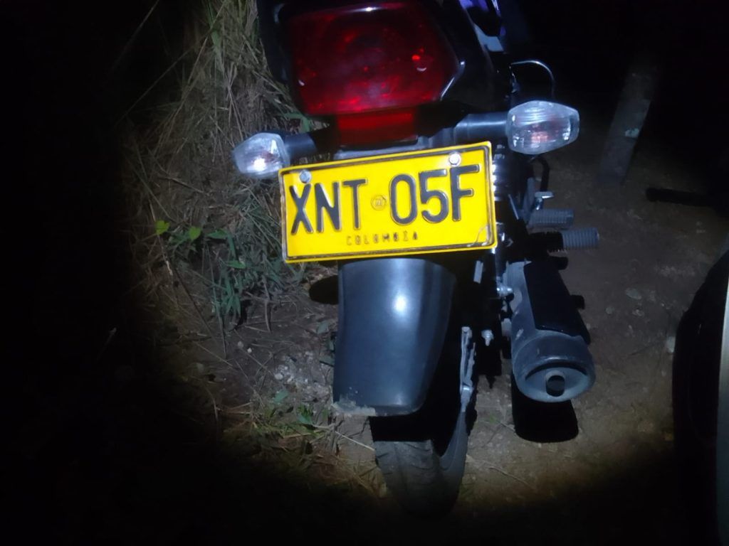 Motocicleta en la que al parecer se movilizaba la pareja y que encontraron cerca al sitio.