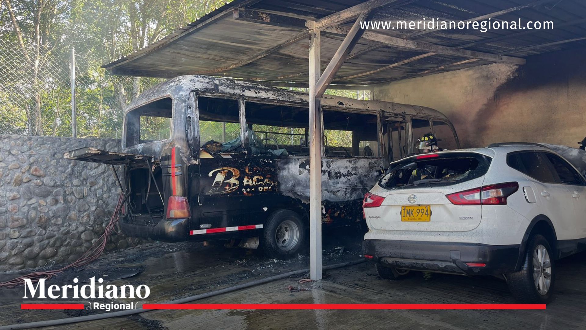 Bus de Los Bacanes del Sur consumido por las llamas tras un grave incendio