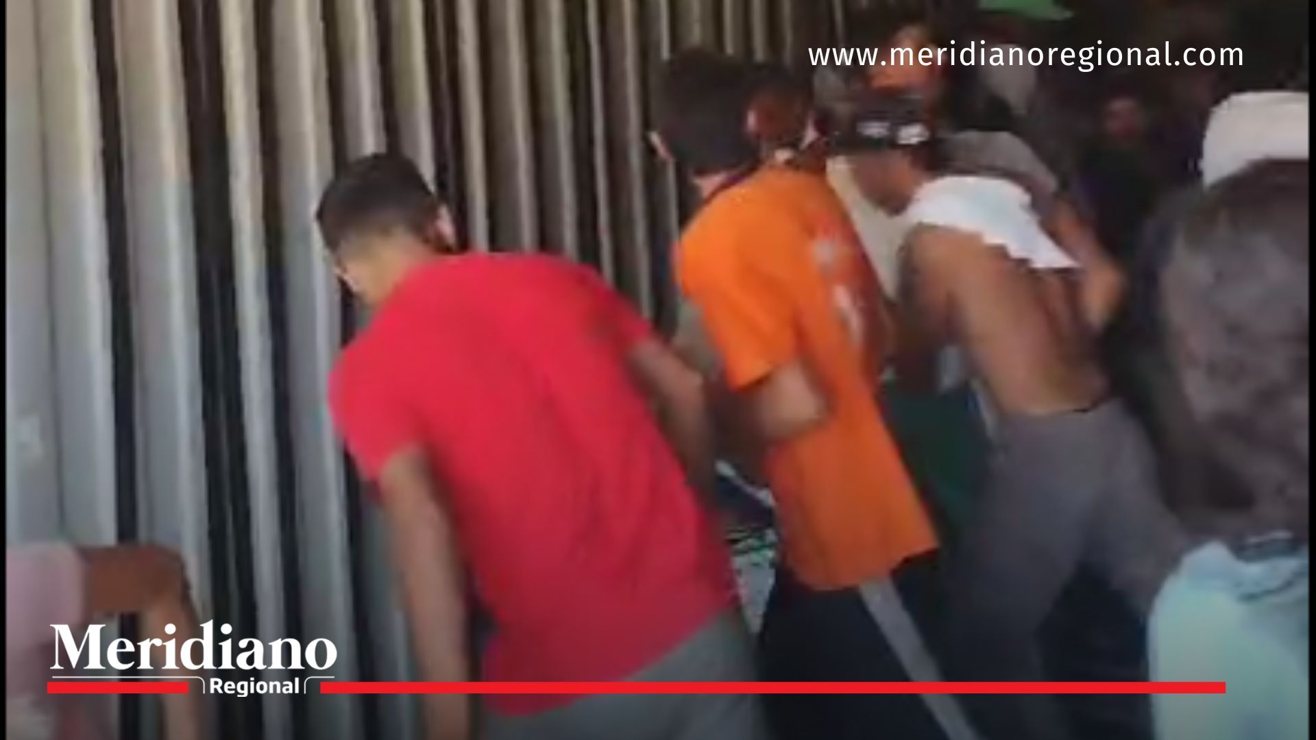 (Vídeo) Así fue saqueado camión que se volcó en la vía Panamericana en el Cauca