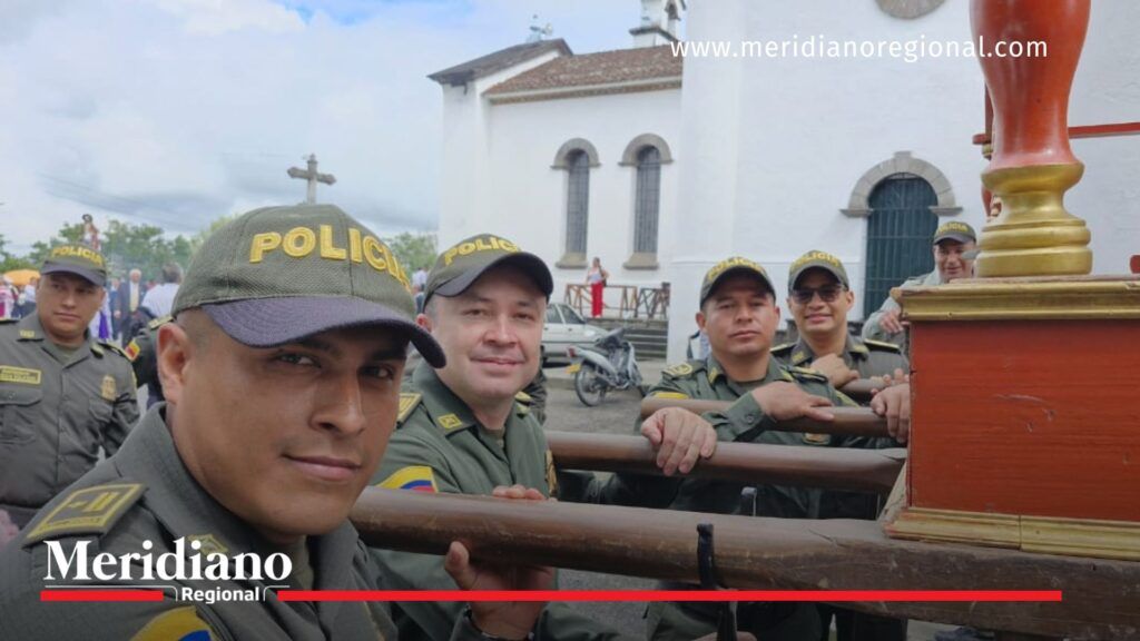 Policía Nacional- participación- tradición religiosa- procesión- uniformados- paso- San Zacarías- Virgen de Belén- Popayán- Cauca- Colombia- comunidad- - Meridiano Regional Policía Nacional- participación- tradición religiosa- procesión- uniformados- paso- San Zacarías- Virgen de Belén- Popayán- Cauca- Colombia- comunidad-