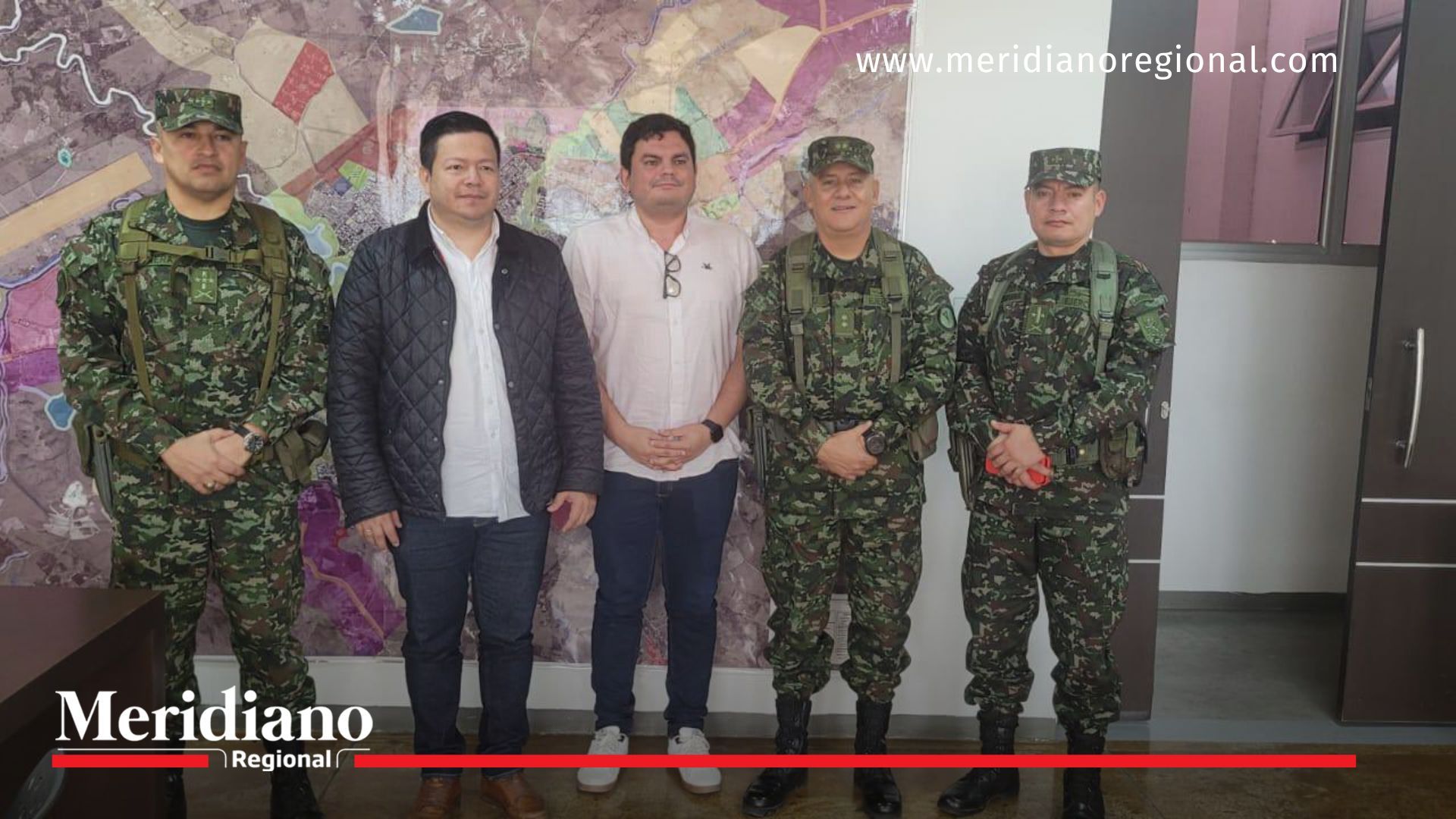 Moneda simbólica ratifica compromiso con la seguridad Acto simbólico- entrega- moneda- reconocimiento- esfuerzo- trabajo conjunto- Ejército- autoridades locales- alcalde- Pitalito- Huila- Colombia-