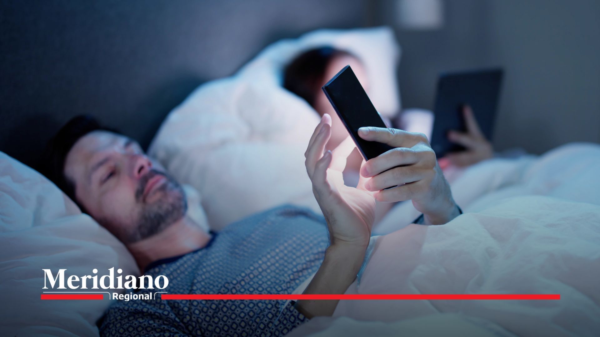 Dormir cerca del celular - Radiación del celular - Luz azul del teléfono - Impacto del celular en el sueño - Riesgos de dormir con el celular - Calidad del sueño y tecnología - Modo nocturno en celulares - Notificaciones y descanso - Salud y radiación electromagnética - Consejos para dormir mejor. - Celular y melatonina - Cómo evitar interrupciones al dormir - Celular en la mesita de noche - Explosión de baterías de celular - Accesorios originales para celulares