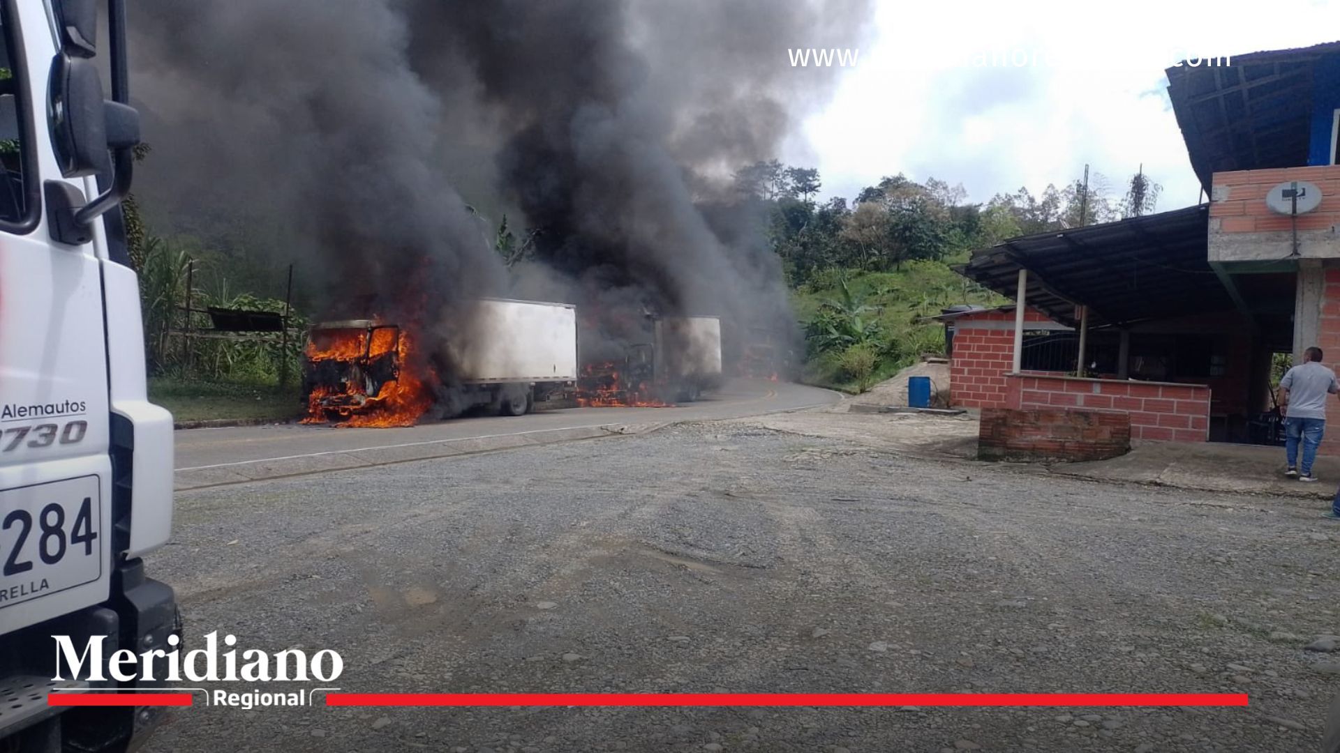 Ataque del ELN paraliza vía Quibdó-Medellín ELN-ataque-Chocó-vía-Quibdó-Medellín-incendio-camiones-violencia-grupos-armados-crisis-seguridad-bloqueo-autoridades-gobierno-nacional-