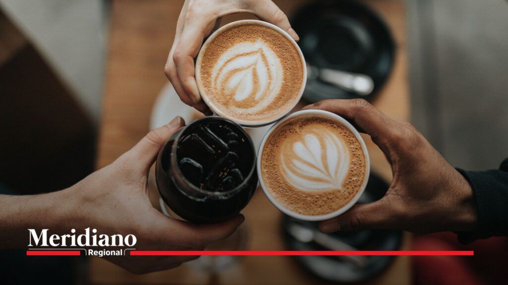café - medicamentos - interacción - efectos secundarios - cafeína - fenotiazinas - broncodilatadores - levotiroxina - presión arterial - antialérgicos - fexofenadina - pseudoefedrina - salud