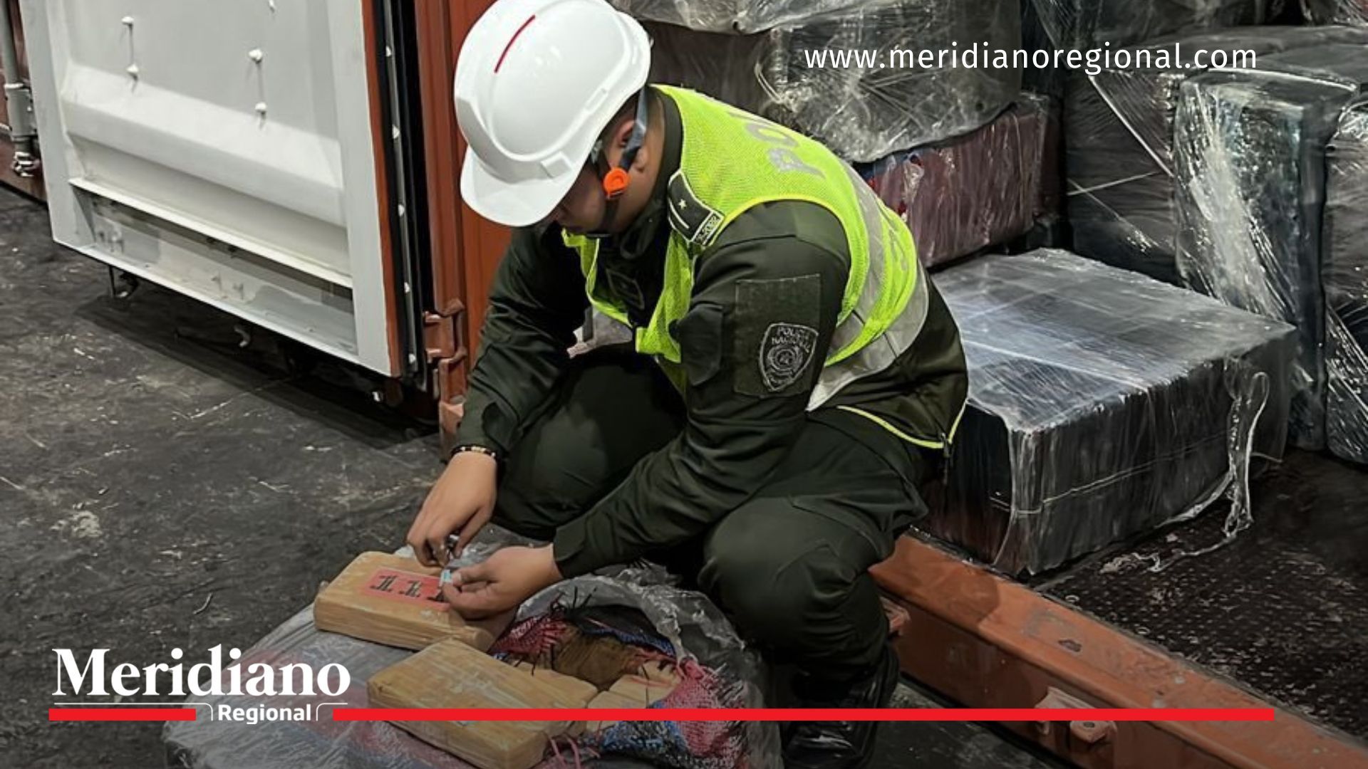 Clorhidrato -Clorhidrato de cocaína incautado en Buenaventura clorhidrato-de-cocaina-incautado-en-buenaventura-policia-nacional-narcotrafico-madera-balsa-puerto-de-buenaventura-incautacion-de-droga-cargamento-de-cocaina-mexico-estados-unidos-Clorhidrato -