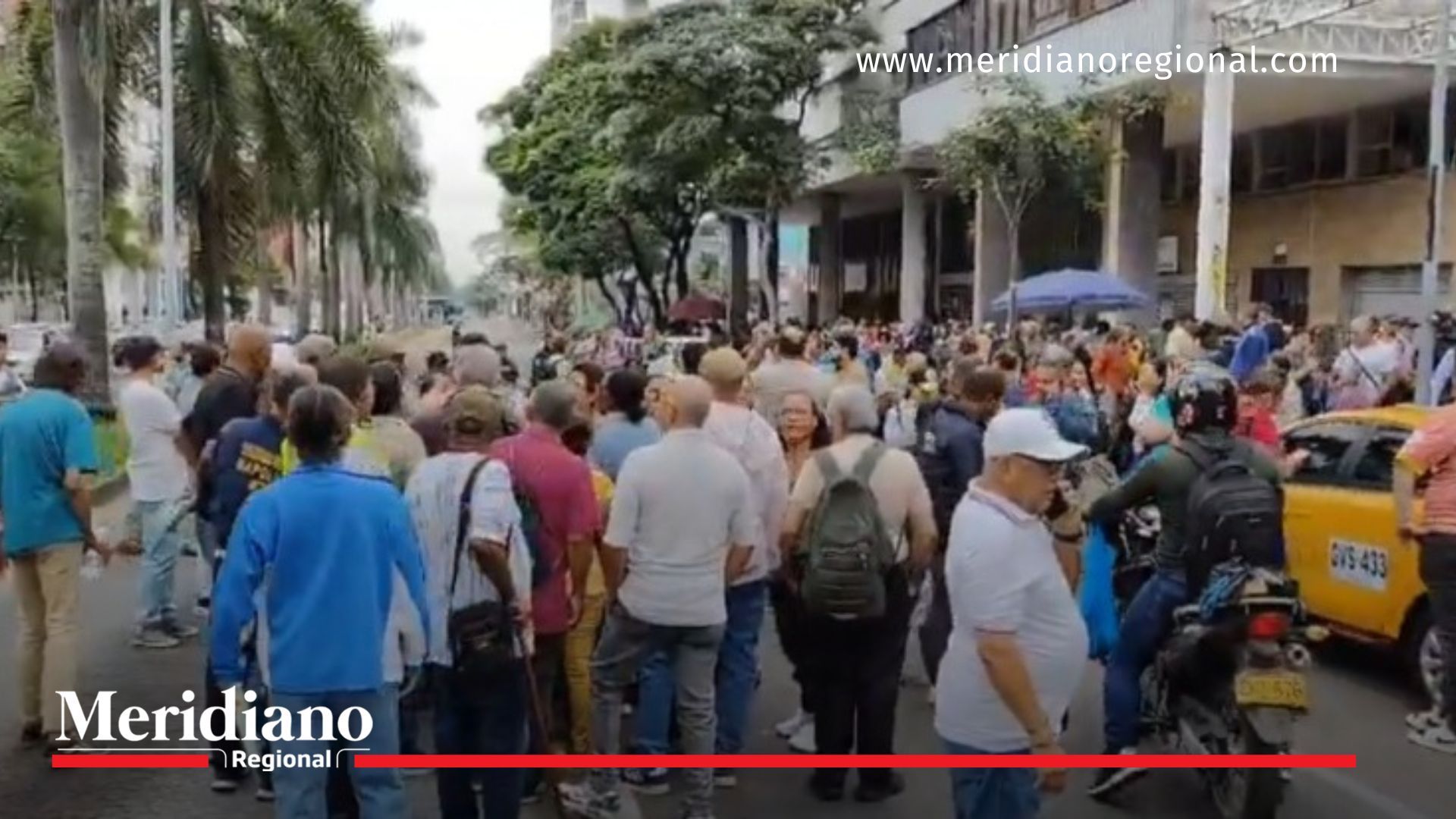 Usuarios -Usuarios de EPS colapsan avenida Las Américas usuarios-nueva-eps-bloqueo-cali-avenida-las-americas-medicamentos-protesta-desabastecimiento-crisis-salud-disfarma-pacientes-medicinas-Usuarios -