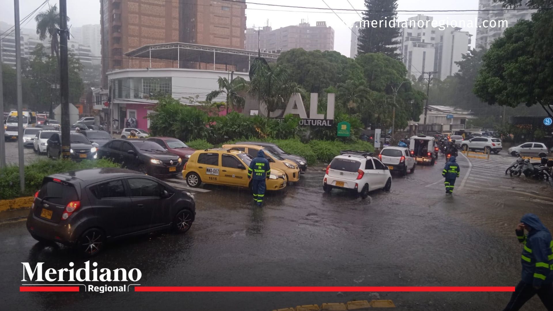 Intensas -Intensas lluvias desbordan ríos y quebradas en Cali lluvias-cali - inundaciones-cali - emergencias-climáticas - desbordamiento-quebradas - tráfico-afectado - cortes-de-luz - temporada-de-lluvias - quebrada-el-bosque - barrios-afectados-Intensas -