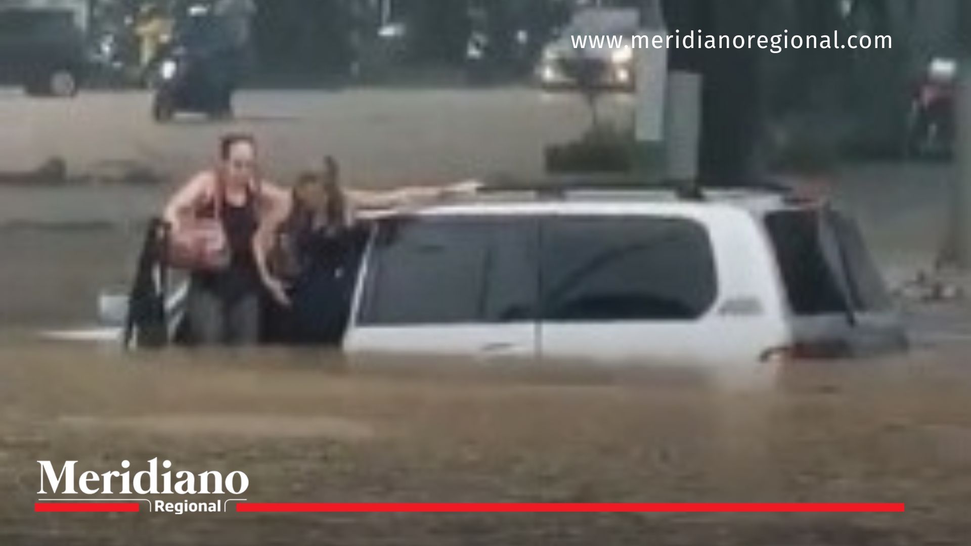 Dos mujeres atrapadas en vehículo por inundación en Cali dos-mujeres-atrapadas-en-vehiculo-inundacion-cali-emergencia-lluvias-chipichape-