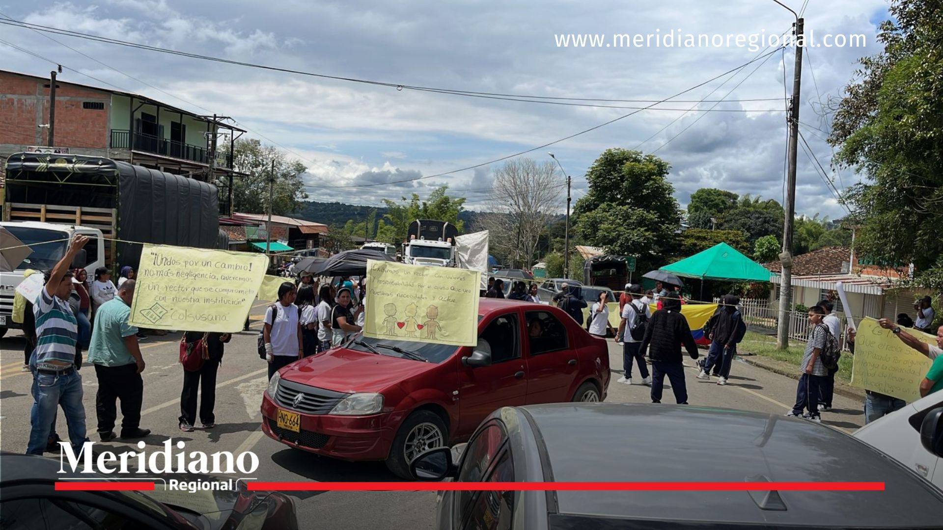 Bloqueo -Bloqueo en Pescador por crisis educativa bloqueo-vía-panamericana-Cauca-crisis-educativa-estudiantes-padres-protesta-Pescador-secretaría-de-educación-falta-de-docentes-infraestructura-escolar-Bloqueo -