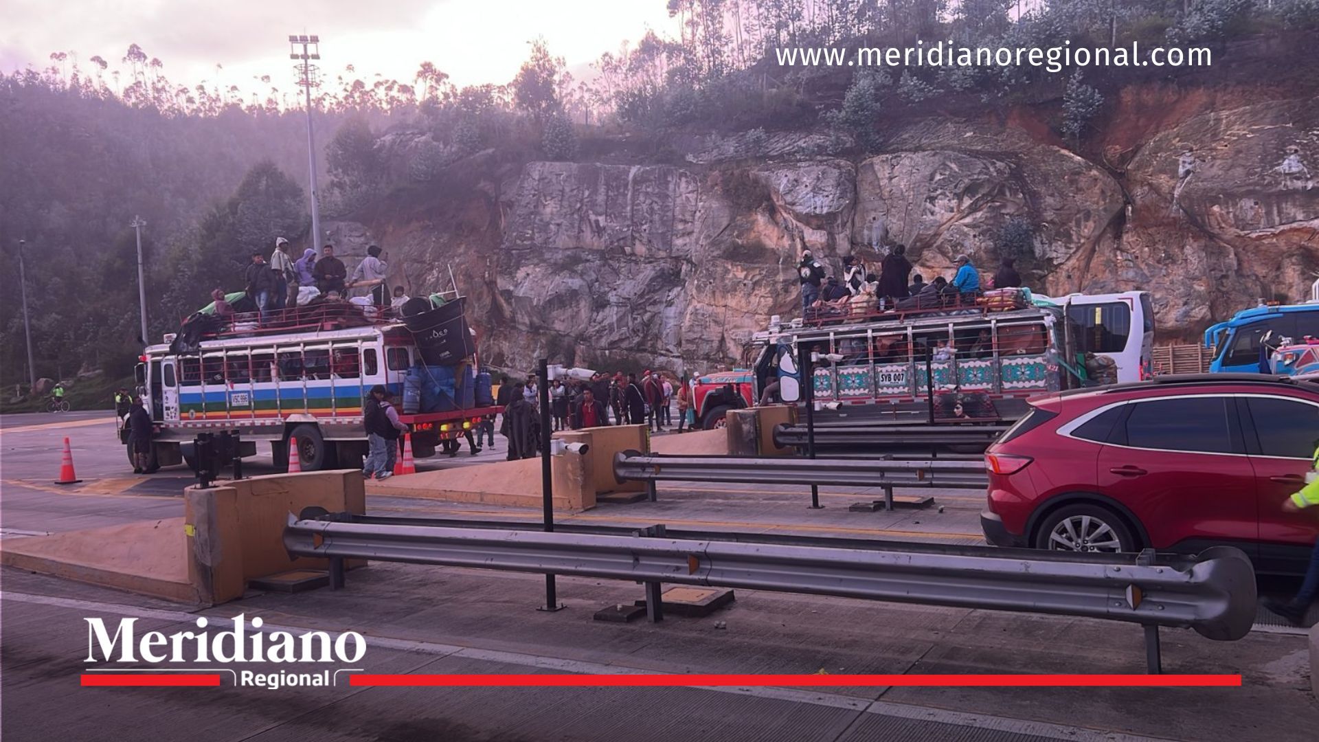 bloqueo -Bloqueo indígena colapsó la vía Bogotá-Girardot bloqueo-indigena-via-bogota-girardot-peaje-chusaca-protesta-indigena-cierre-de-via-minga-indigena-trafico-en-soacha-autopista-sur-comunidades-indigenas-universidad-nacional-bloqueo-