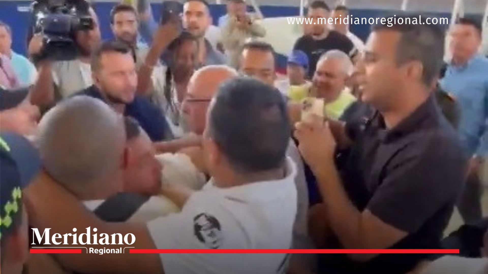 Concejal -Concejal de Cali se fue a los golpes con líder social concejal-andres-escobar-cali - pelea-concejal-lider-social - sesion-descentralizada-cali - concejo-distrital-cali - andres-lopez-comuna-20 - enfrentamiento-concejo-cali - violencia-en-el-concejo - velodromo-alcides-nieto-patino-Concejal-