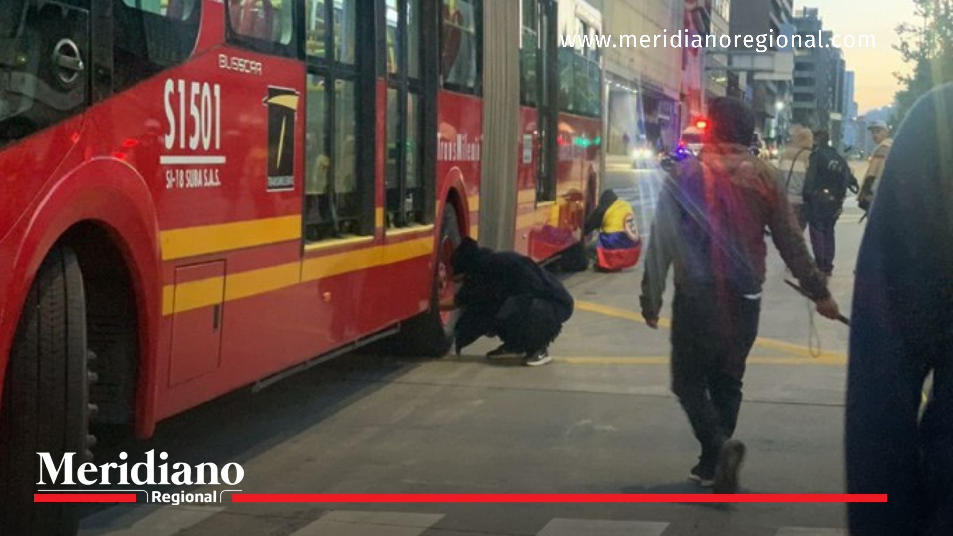 manifestantes -Manifestantes atacan buses y restringen acceso en Bogotá manifestantes-indígenas-bogotá-disturbios-vandalismo-bloqueos-plaza-de-bolívar-ataques-buses-policía-protestas-judicialización-manifestantes -