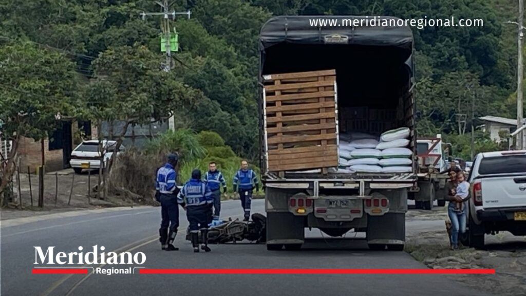 motociclista-murio-choque-popayan-via-panamericana-accidente-los-faroles-camion-de-carga-sur-de-popayan-tragedia-vial-