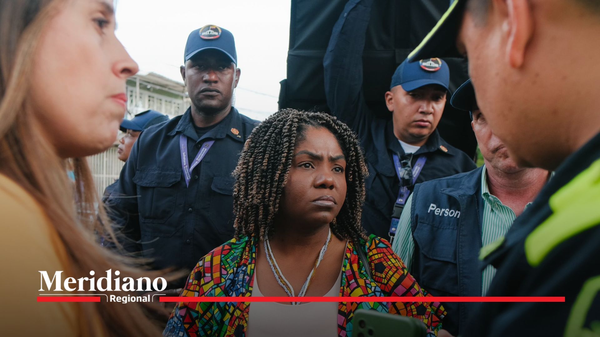 Francia Márquez visitó el barrio Los Lagos en Cali tras el atentado que dejó 13 heridos. Anunció apoyo del DPS y exigió reforzar inteligencia militar.