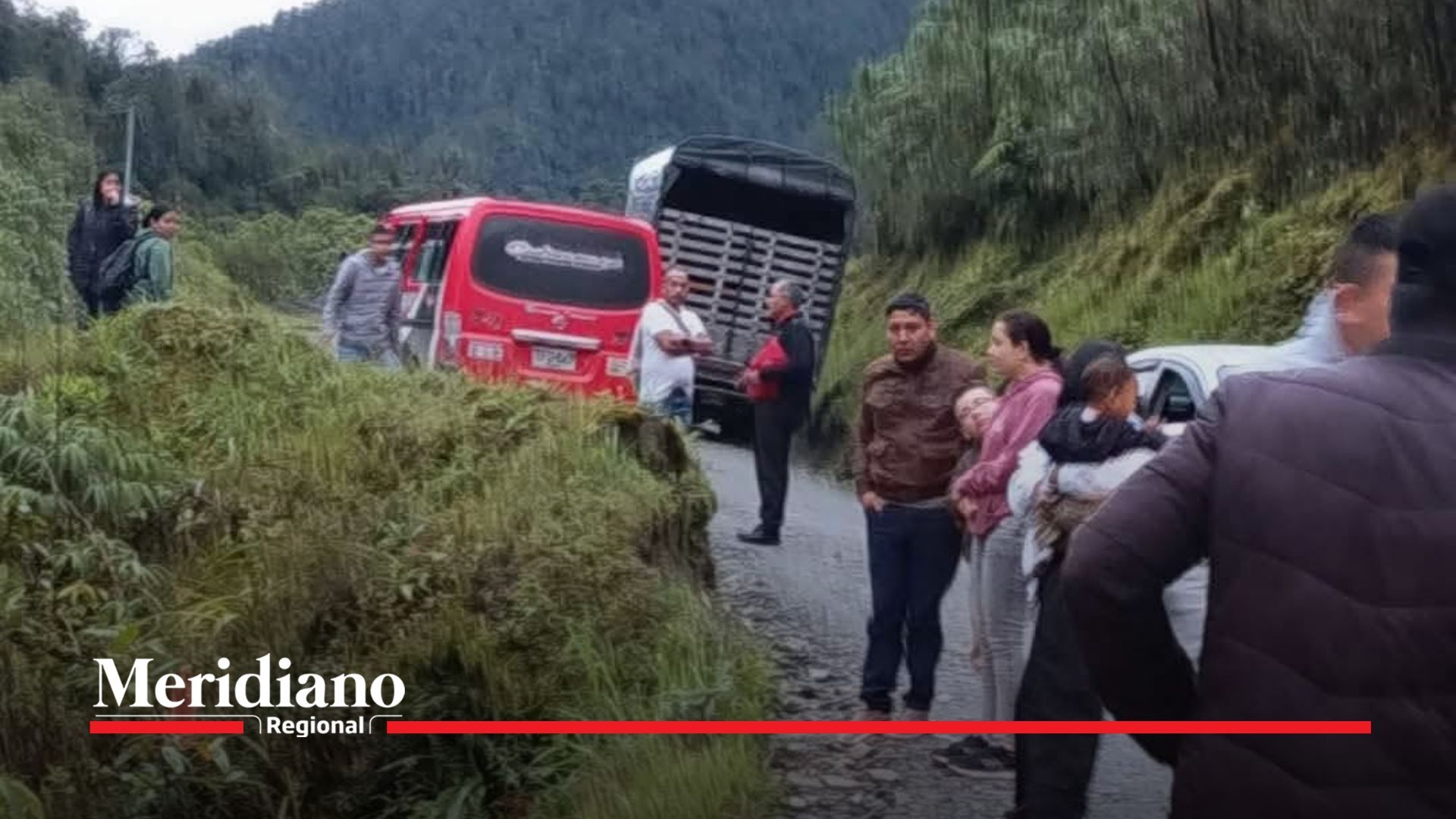 Grave accidente en el "Trampolín de la Muerte", en la vía Mocoa – Putumayo: ambulancia cayó a un abismo con personal médico a bordo. Se reportan heridos en estado crítico.