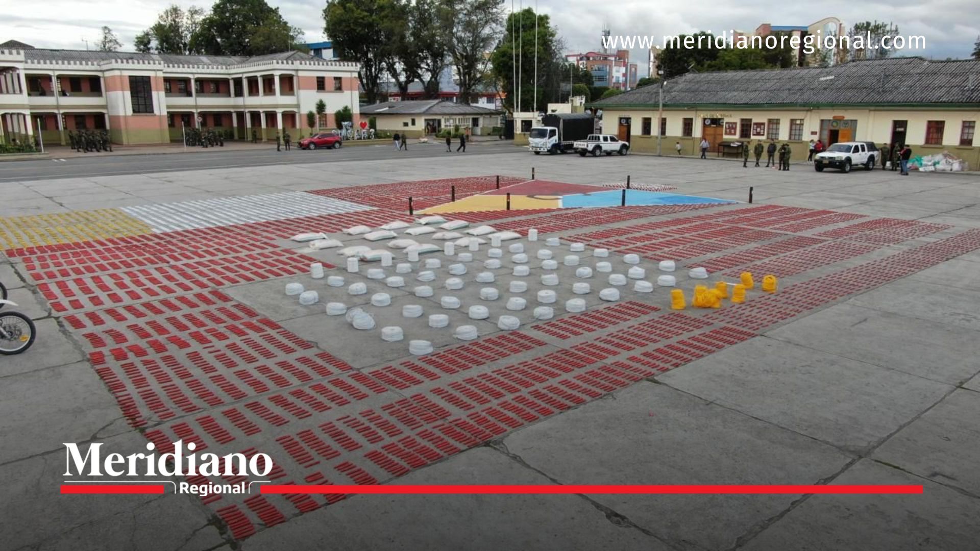Ejército exhibe en Ipiales el material explosivo incautado a Comandos de Frontera, suficiente para 38.000 minas antipersonal.