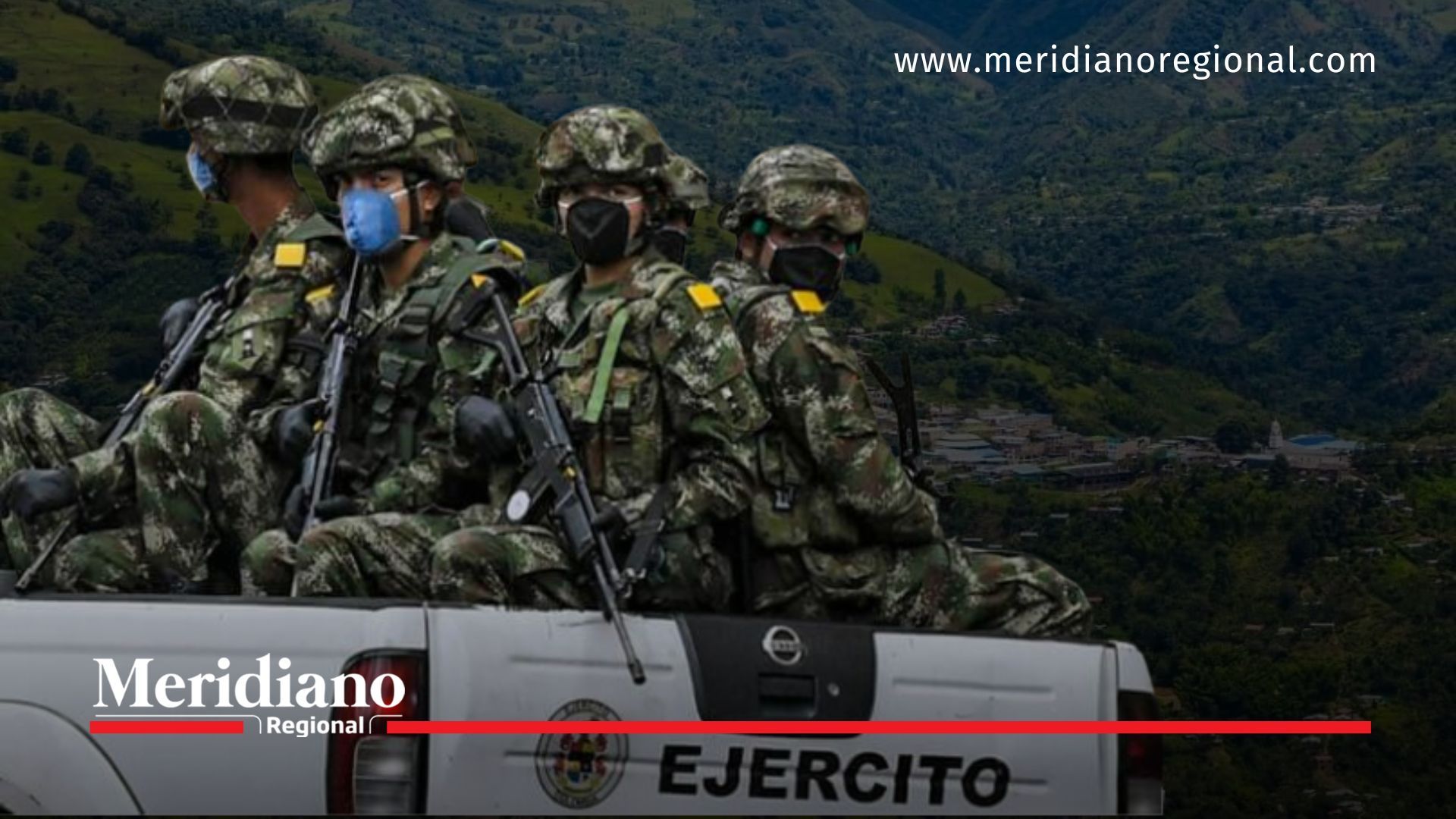Soldados del Ejército patrullan Inzá, Cauca, luego del ataque armado del 25 de junio.