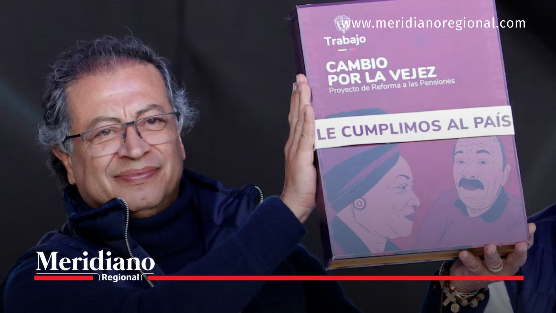 El presidente Gustavo Petro sostiene el documento oficial de la reforma laboral, parte de su paquete de transformaciones sociales.